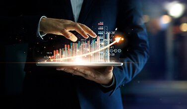 A digitális fejlettség Magyarországon minden mérőszám szerint jóval elmaradottabb az EU-s átlaghoz képes. Ennek hosszútávú következményeként gyakran emlegetjük, mennyire nehezen veszi fel a versenyt egy magyar, digitálisan elmaradott cég a külföldi versenytársával, pedig a megfelelő felkészülés esetén nem hogy hazai pályán tudná megverni többieket, de a régióban is mint piaci tényező tűnhetne fel!