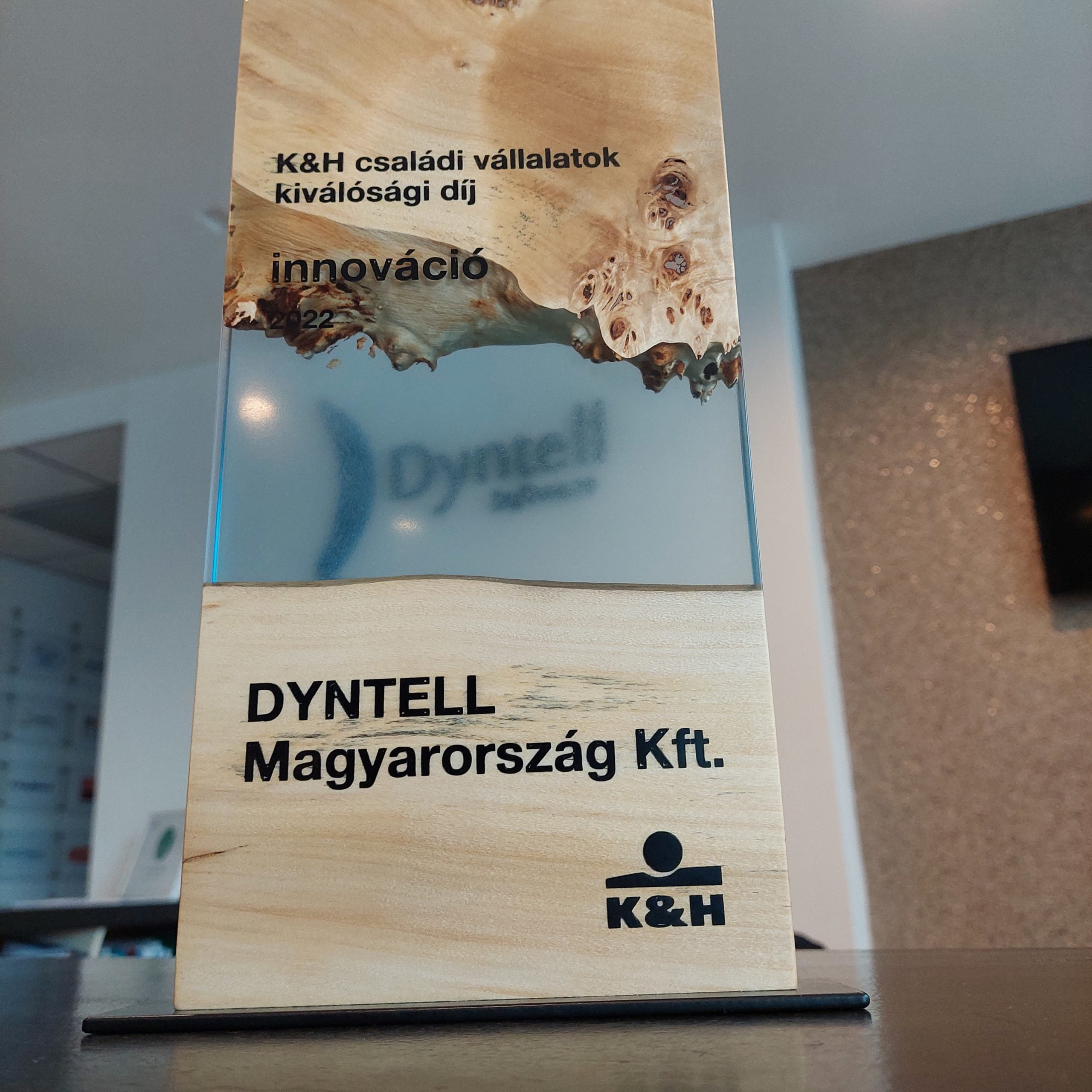 2022 szeptemberében átadták a 7. K&H családi vállalatok kiválósági díjakat, ahol a zsűri az Innováció kategóriában jutalmazta a Dyntell Sentinel nevű, mesterséges intelligencia alapú kamerakép elemző megoldását.